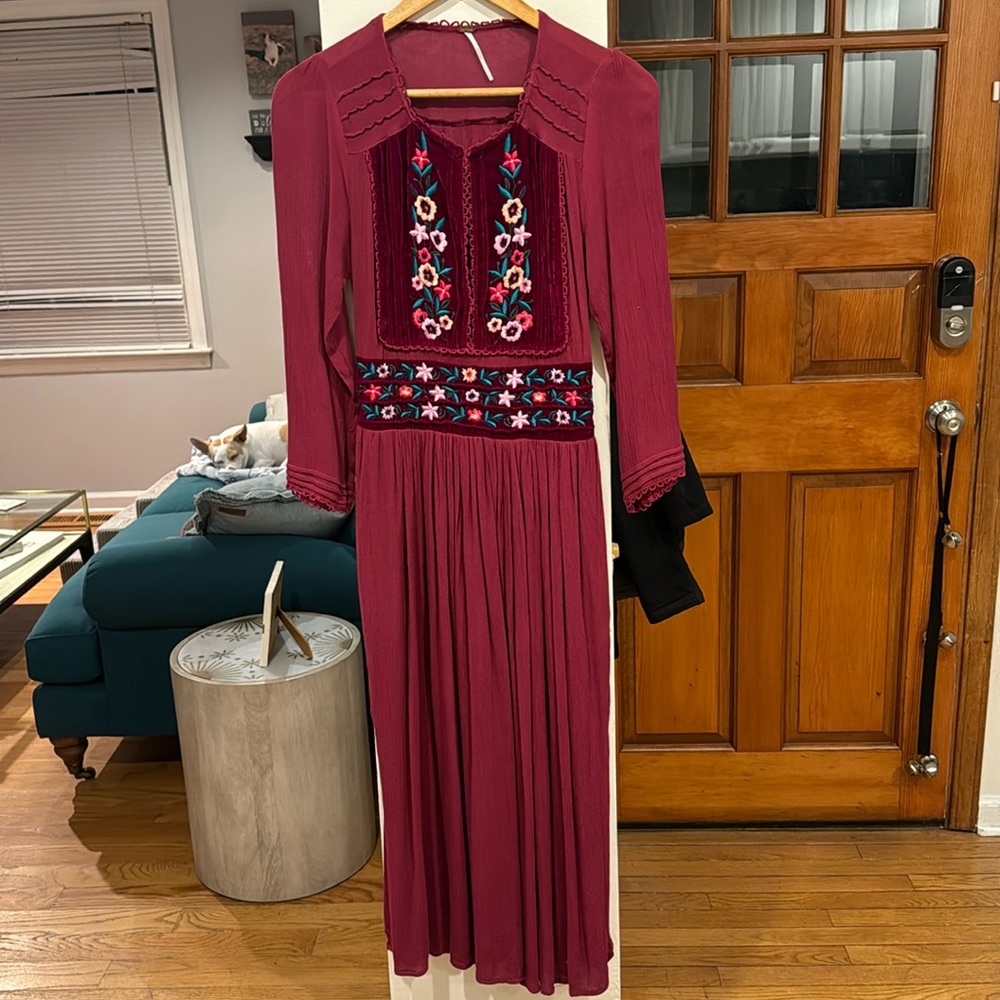 Free People XS velvet and embroidery detailed midi dress